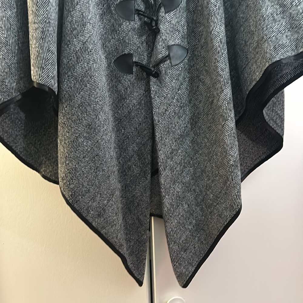 Black and white herringbone cape, Pancho - Picture 3 of 7
